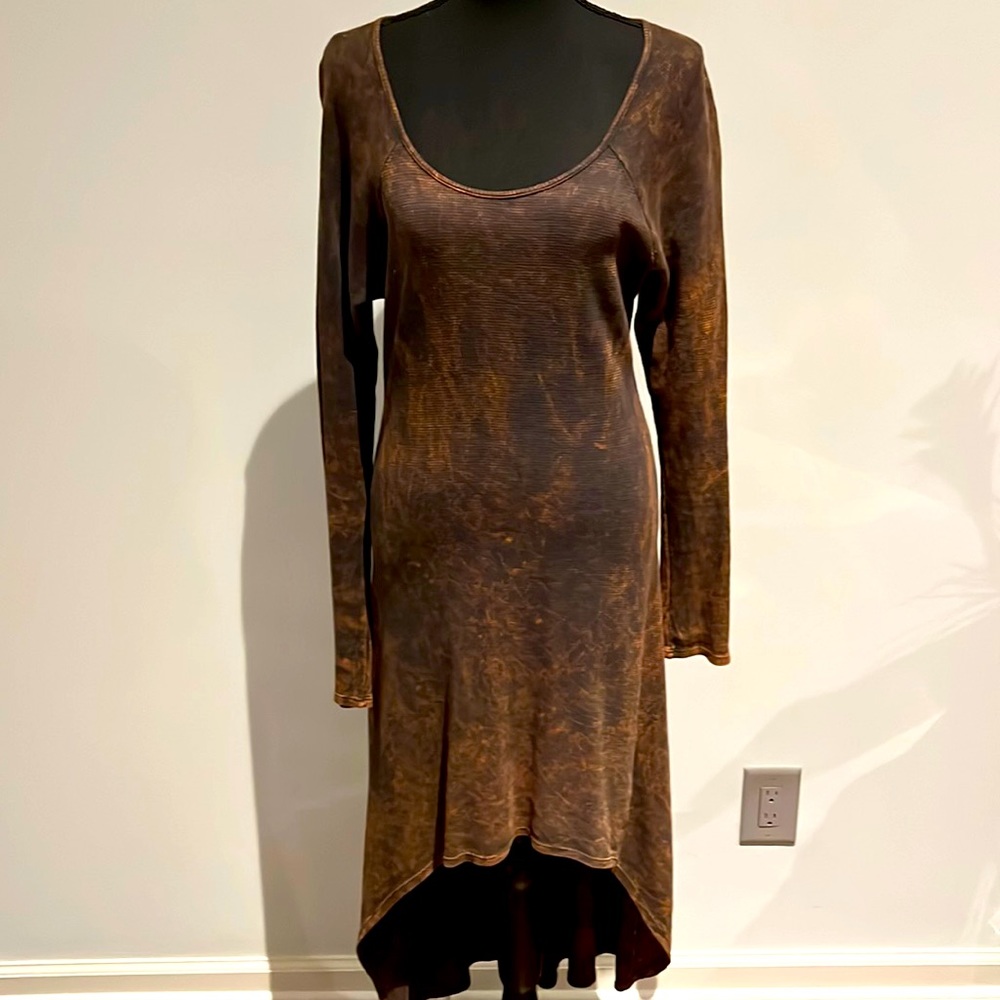 Hi-low long sleeved knit dress